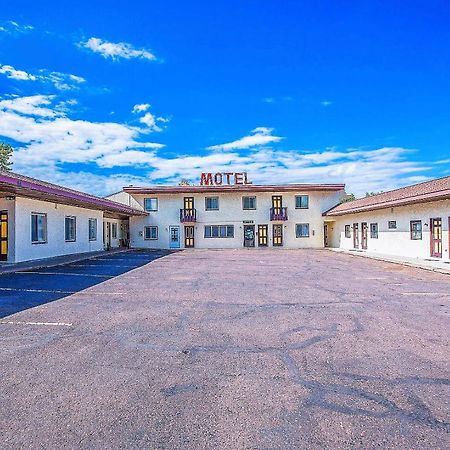 Love Hotels Silver Street By Oyo At Hurley Wi エクステリア 写真