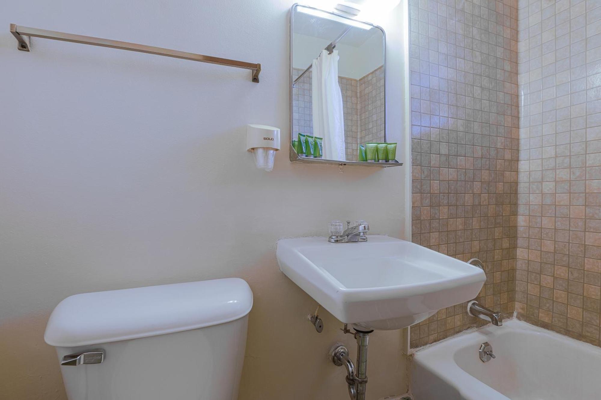 Love Hotels Silver Street By Oyo At Hurley Wi エクステリア 写真