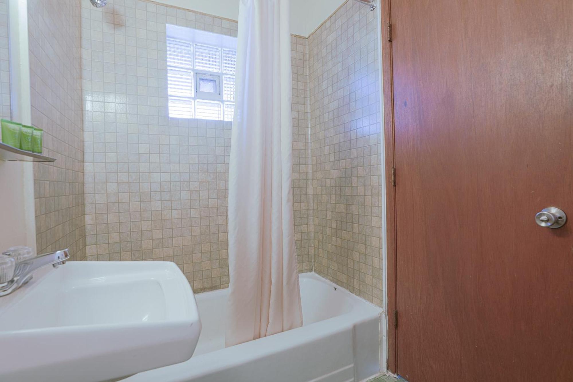 Love Hotels Silver Street By Oyo At Hurley Wi エクステリア 写真