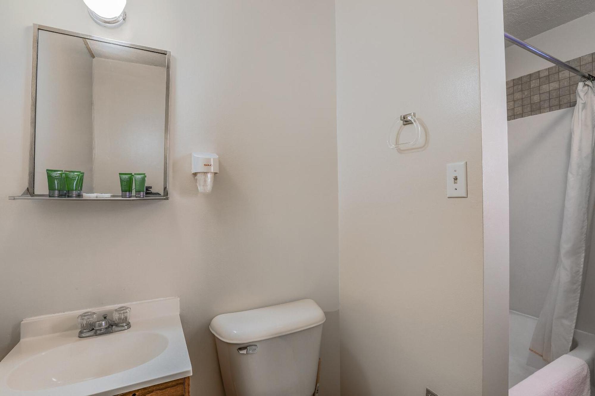 Love Hotels Silver Street By Oyo At Hurley Wi エクステリア 写真