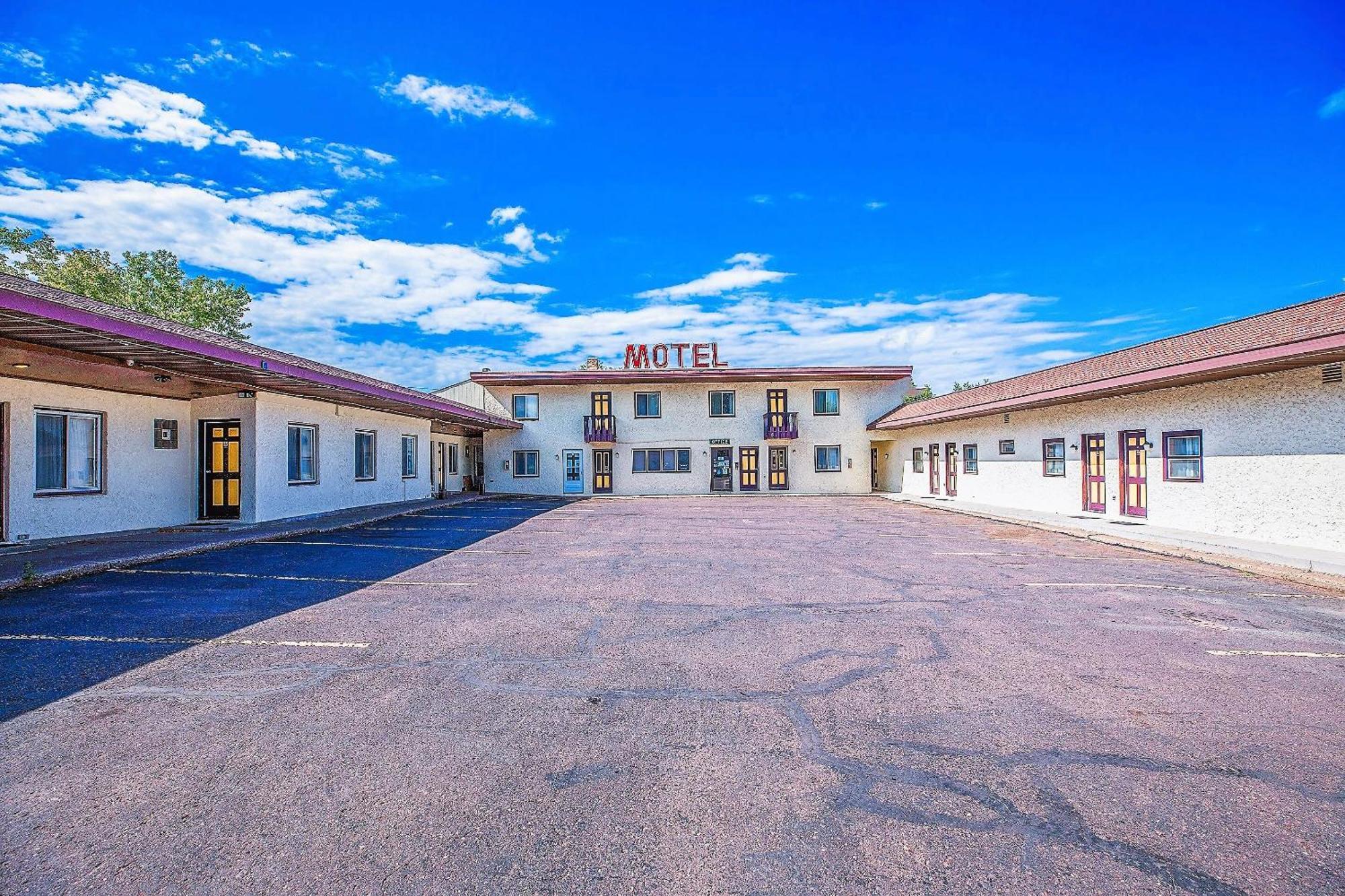 Love Hotels Silver Street By Oyo At Hurley Wi エクステリア 写真