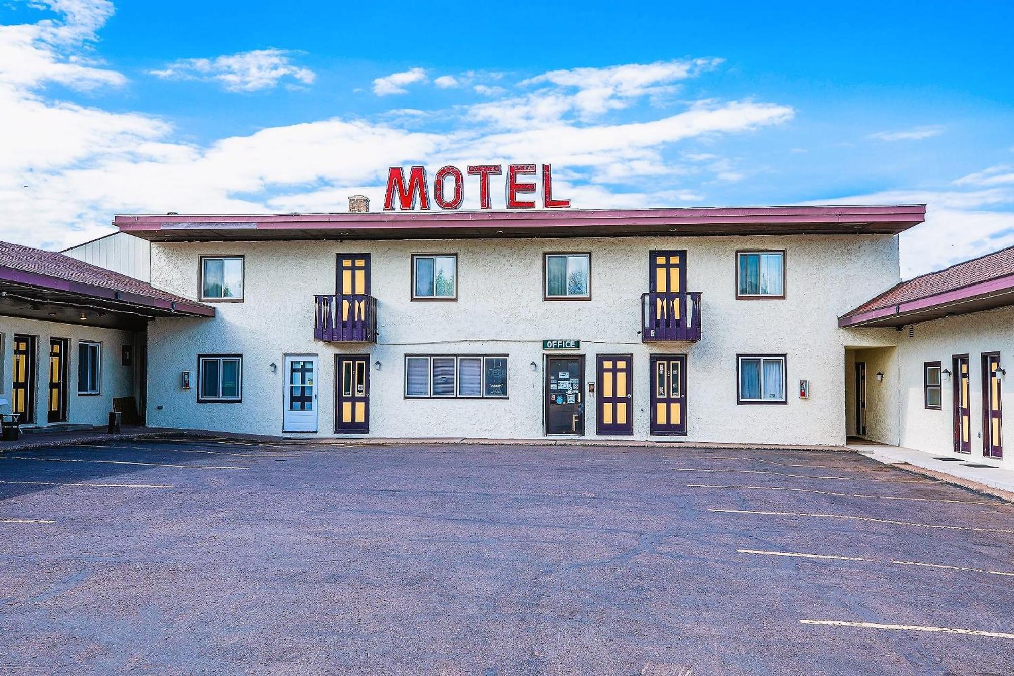 Love Hotels Silver Street By Oyo At Hurley Wi エクステリア 写真