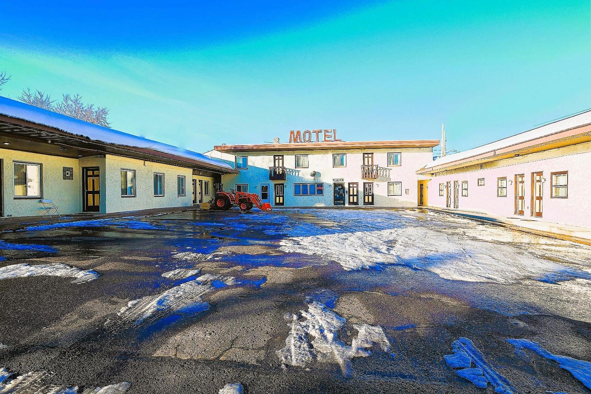 Love Hotels Silver Street By Oyo At Hurley Wi エクステリア 写真