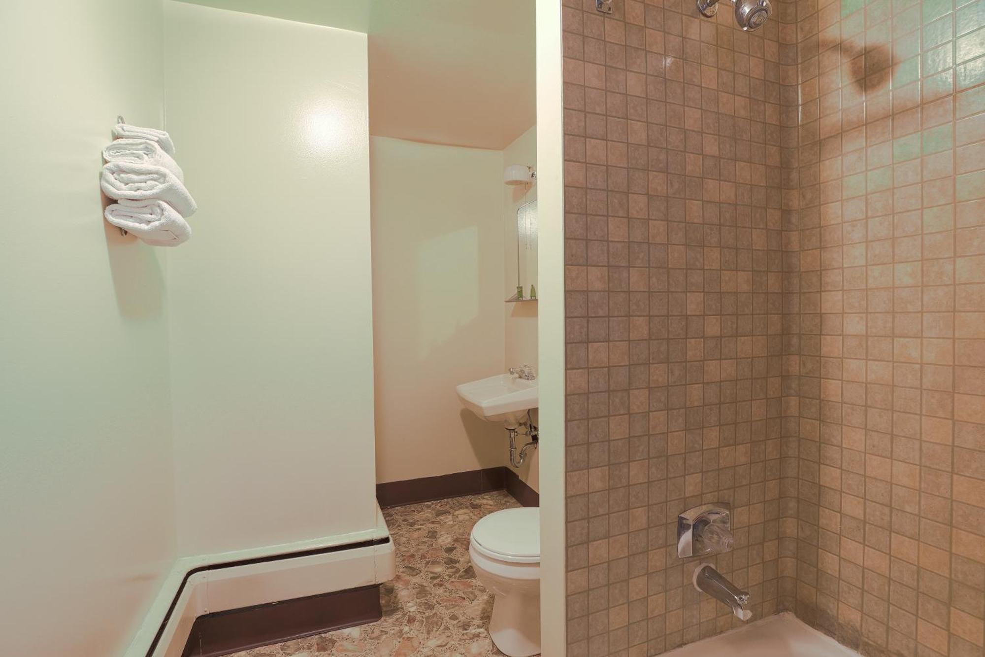 Love Hotels Silver Street By Oyo At Hurley Wi エクステリア 写真