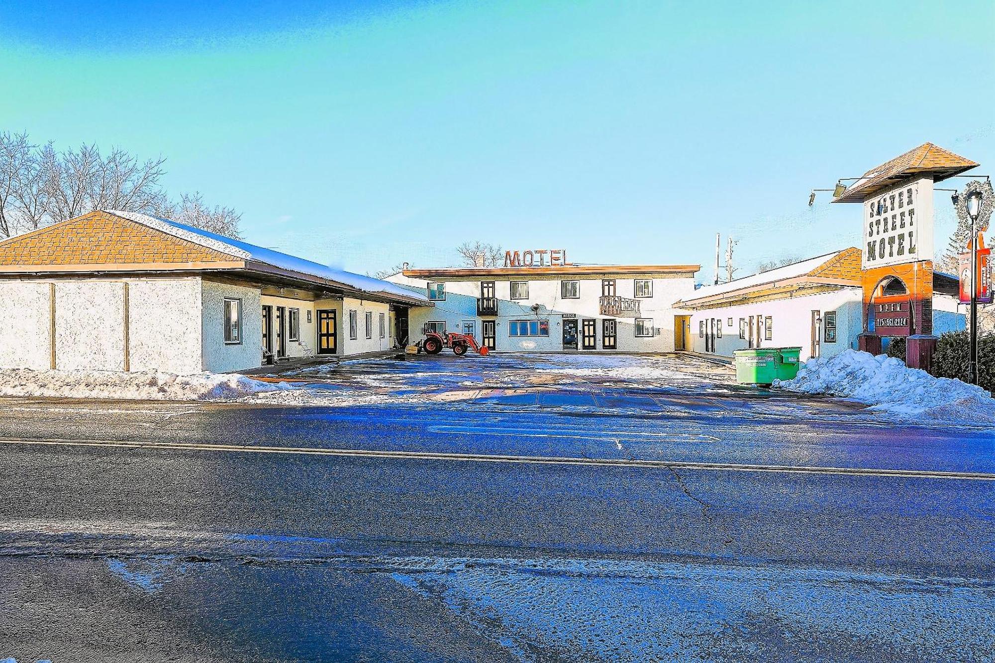 Love Hotels Silver Street By Oyo At Hurley Wi エクステリア 写真