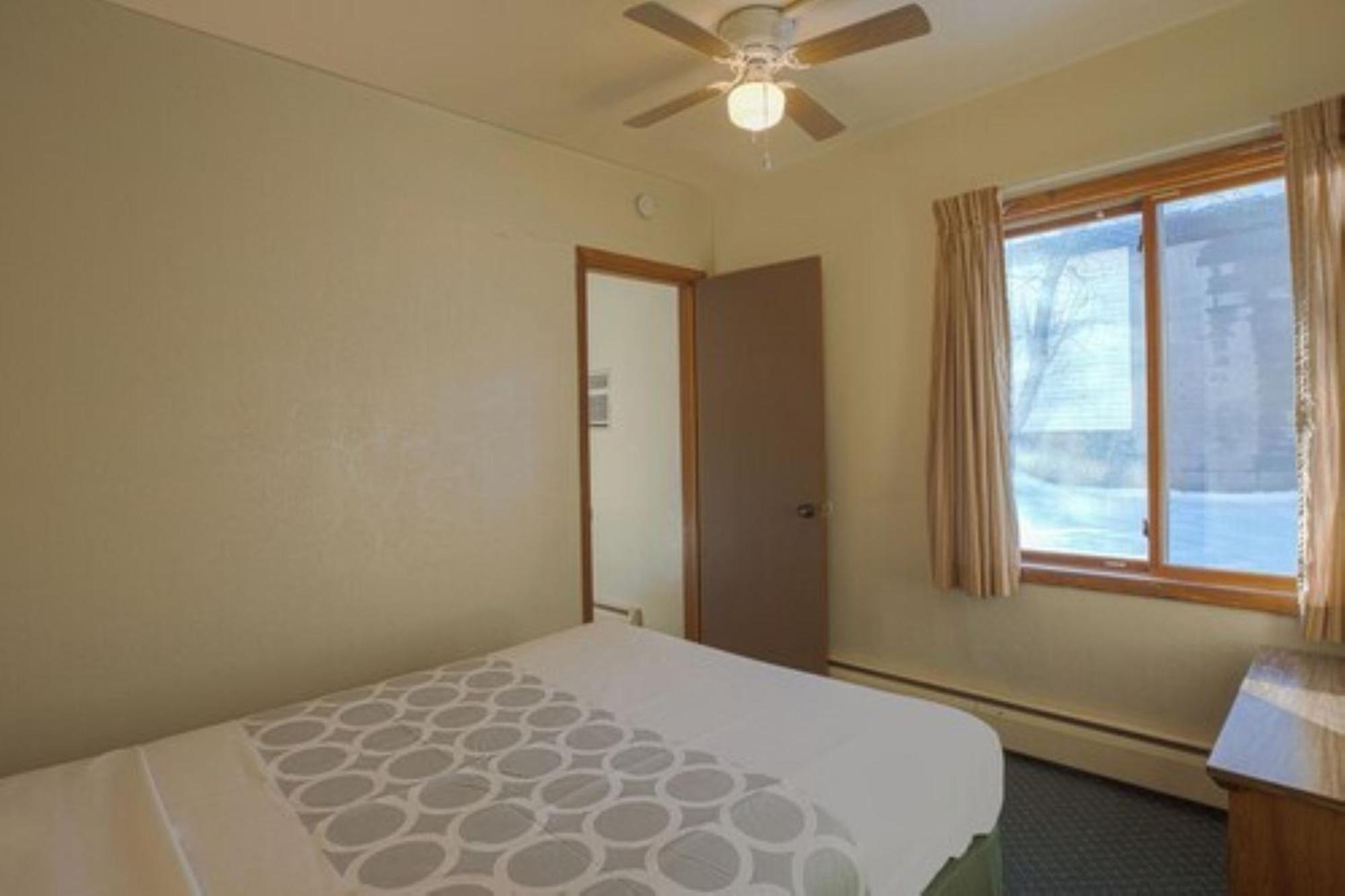 Love Hotels Silver Street By Oyo At Hurley Wi エクステリア 写真