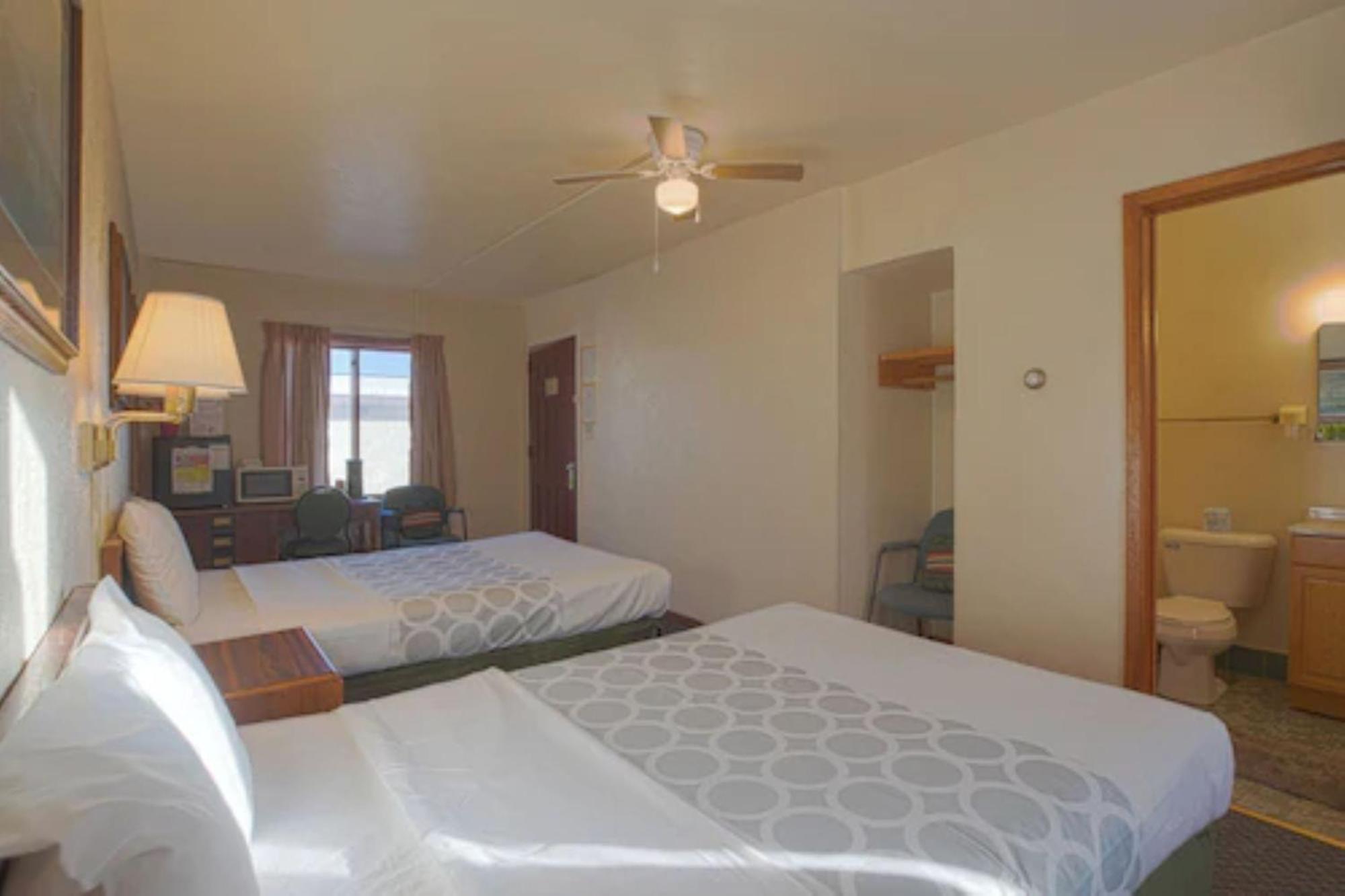 Love Hotels Silver Street By Oyo At Hurley Wi エクステリア 写真